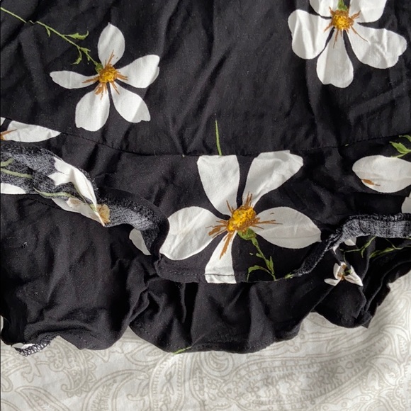 Ruffle hem black and white floral print skirt - Picture 4 of 4